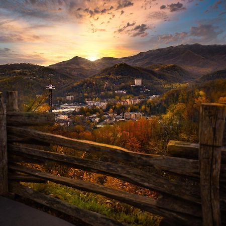 Bucky'S Bungalow, Hot Tub, 1089 Of Free Attraction Tickets For Each Paid Day, Dollywood And More! Gatlinburg Exterior photo