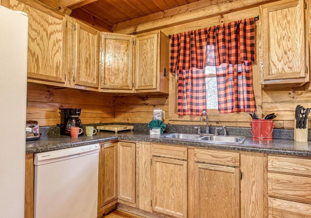 Bucky'S Bungalow, Hot Tub, 1089 Of Free Attraction Tickets For Each Paid Day, Dollywood And More! Gatlinburg Exterior photo