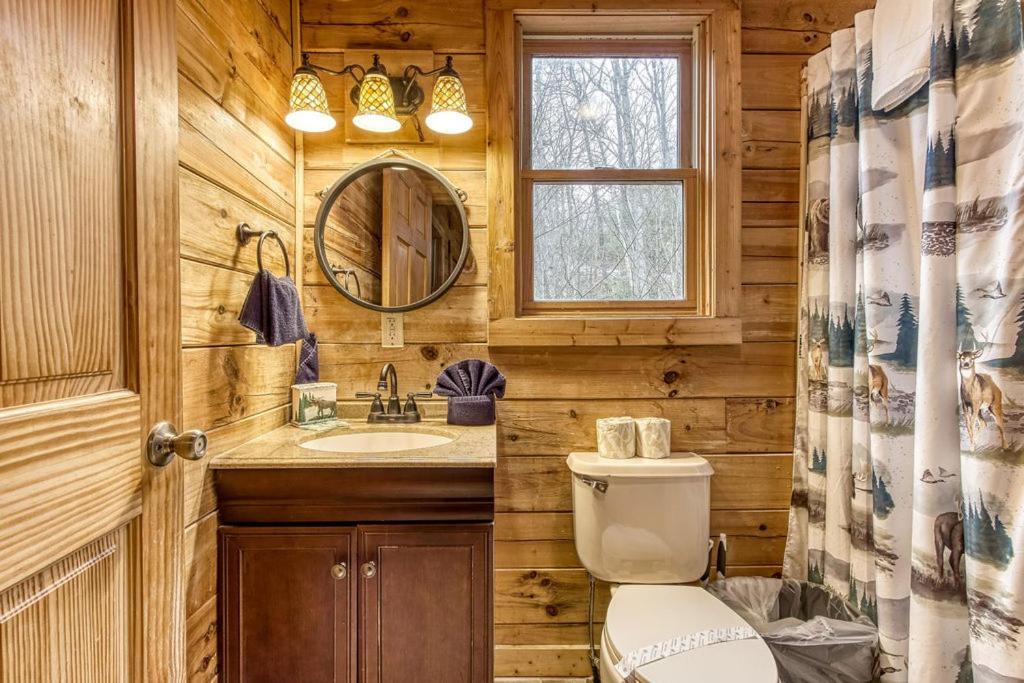Bucky'S Bungalow, Hot Tub, 1089 Of Free Attraction Tickets For Each Paid Day, Dollywood And More! Gatlinburg Exterior photo