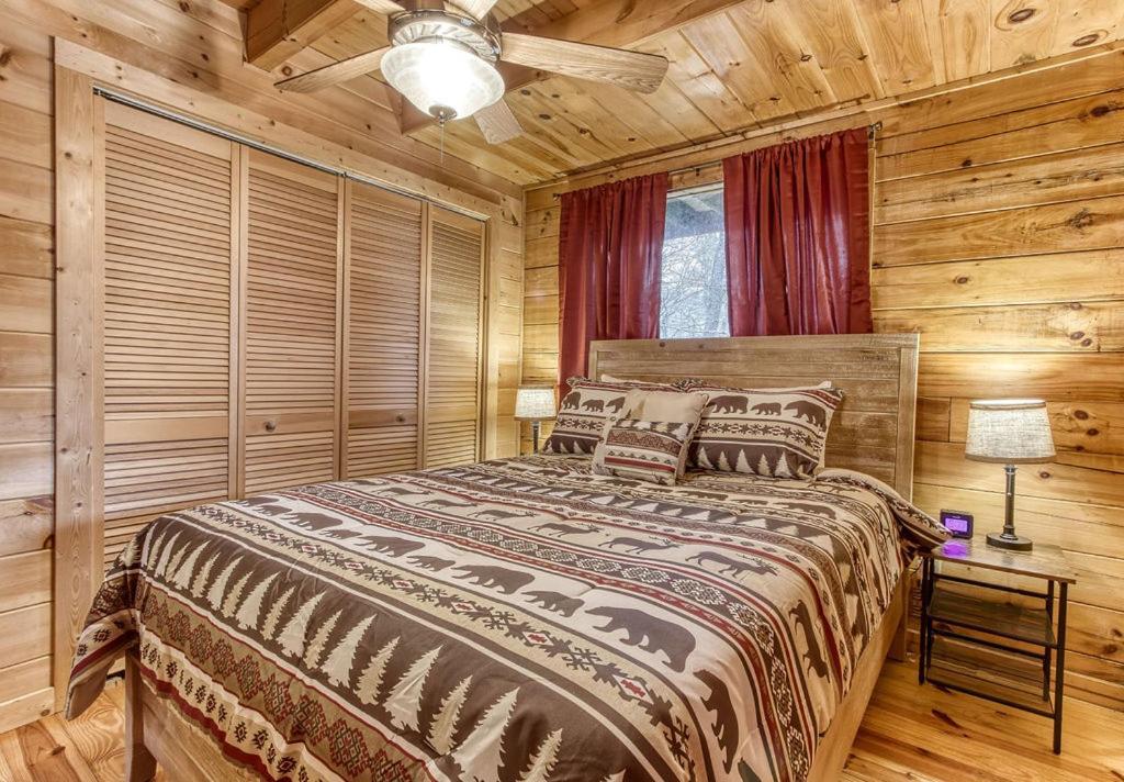 Bucky'S Bungalow, Hot Tub, 1089 Of Free Attraction Tickets For Each Paid Day, Dollywood And More! Gatlinburg Exterior photo