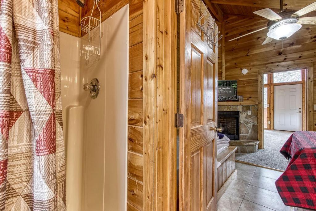 Bucky'S Bungalow, Hot Tub, 1089 Of Free Attraction Tickets For Each Paid Day, Dollywood And More! Gatlinburg Exterior photo